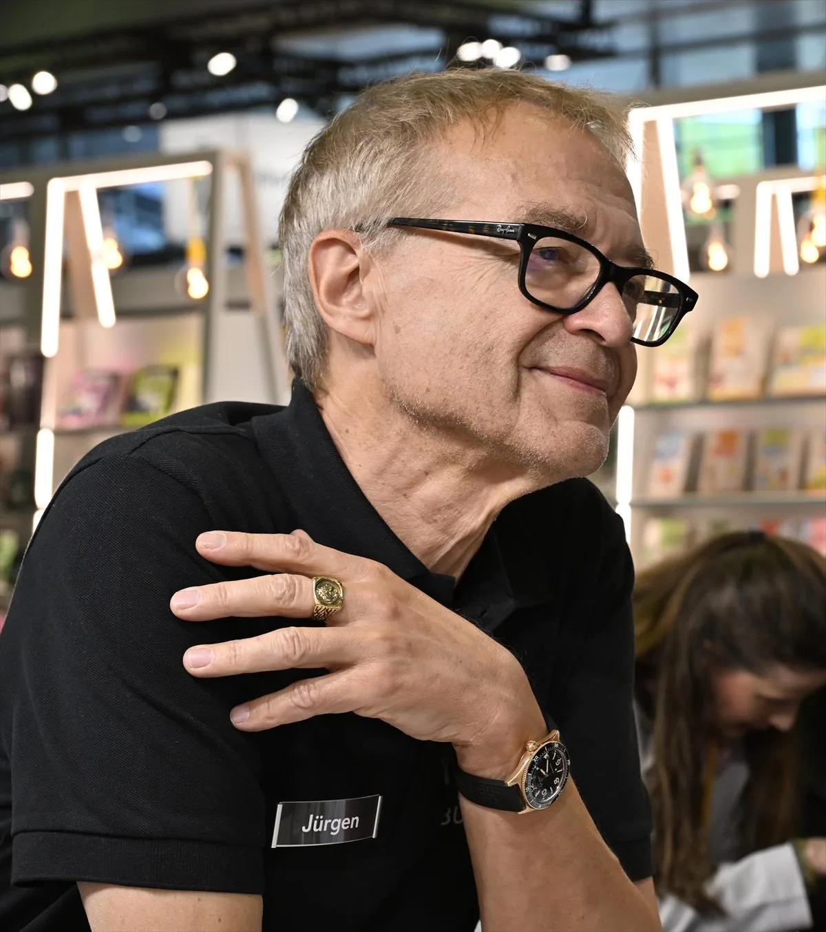 Jürgen Wilke im Gespräch auf einer Messe